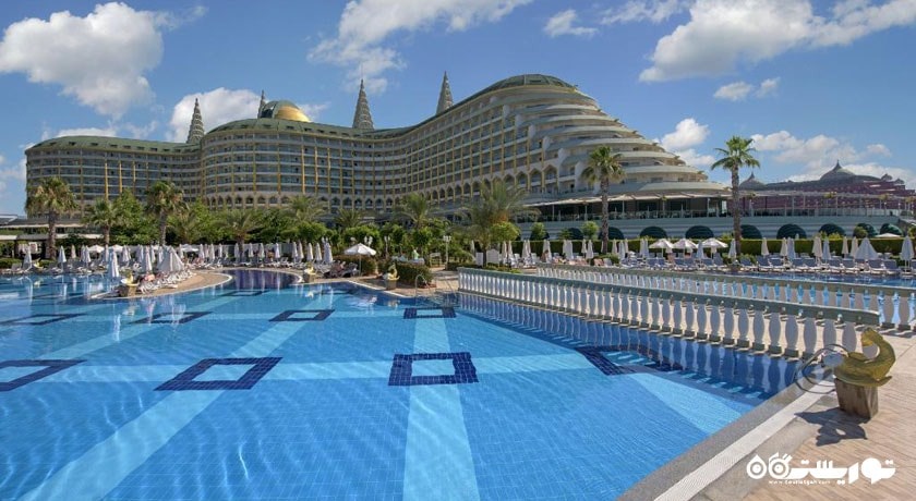 نمای استخر روباز و ساختمان هتل